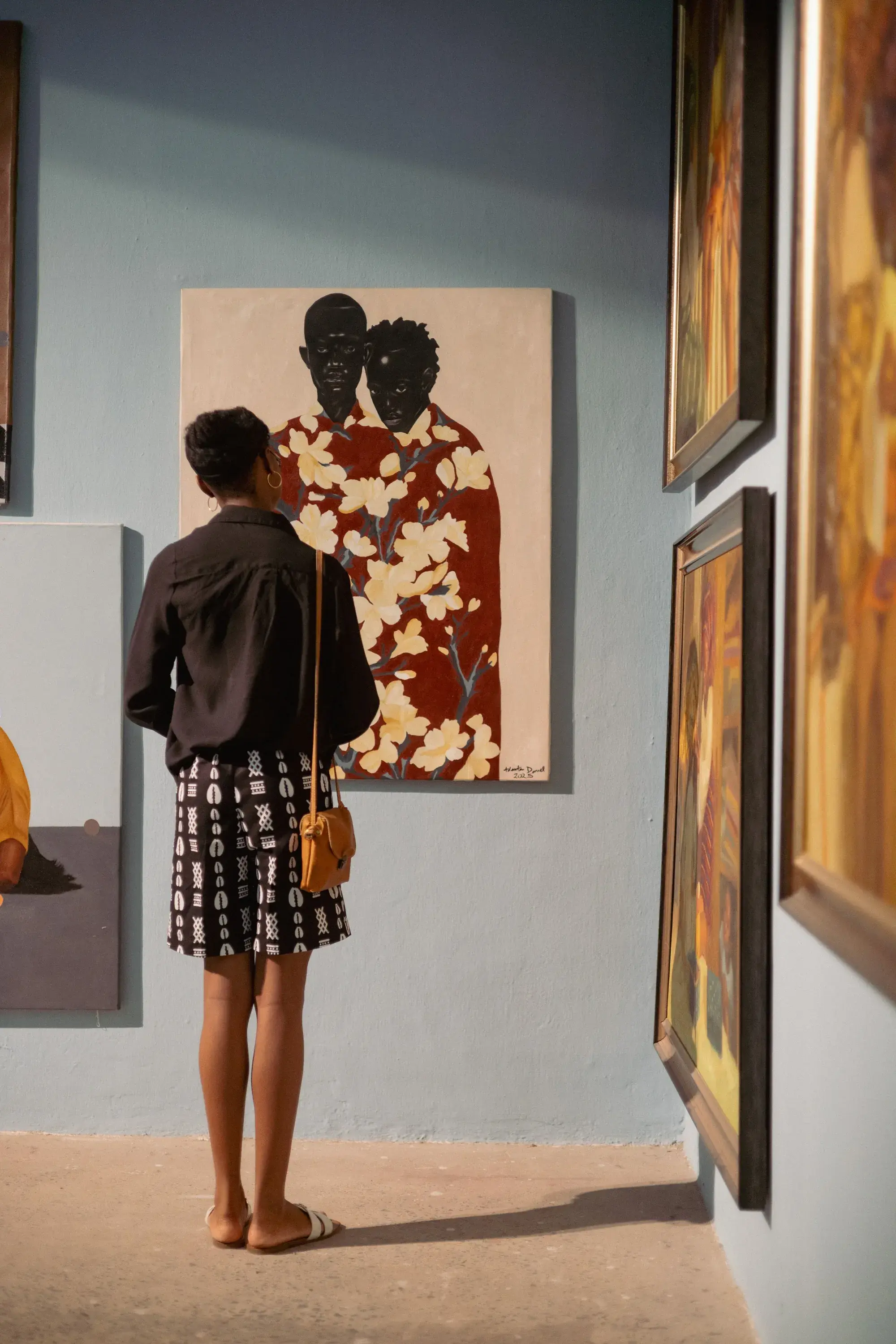 Visiteuse contemplant un tableau dans une galerie d'art