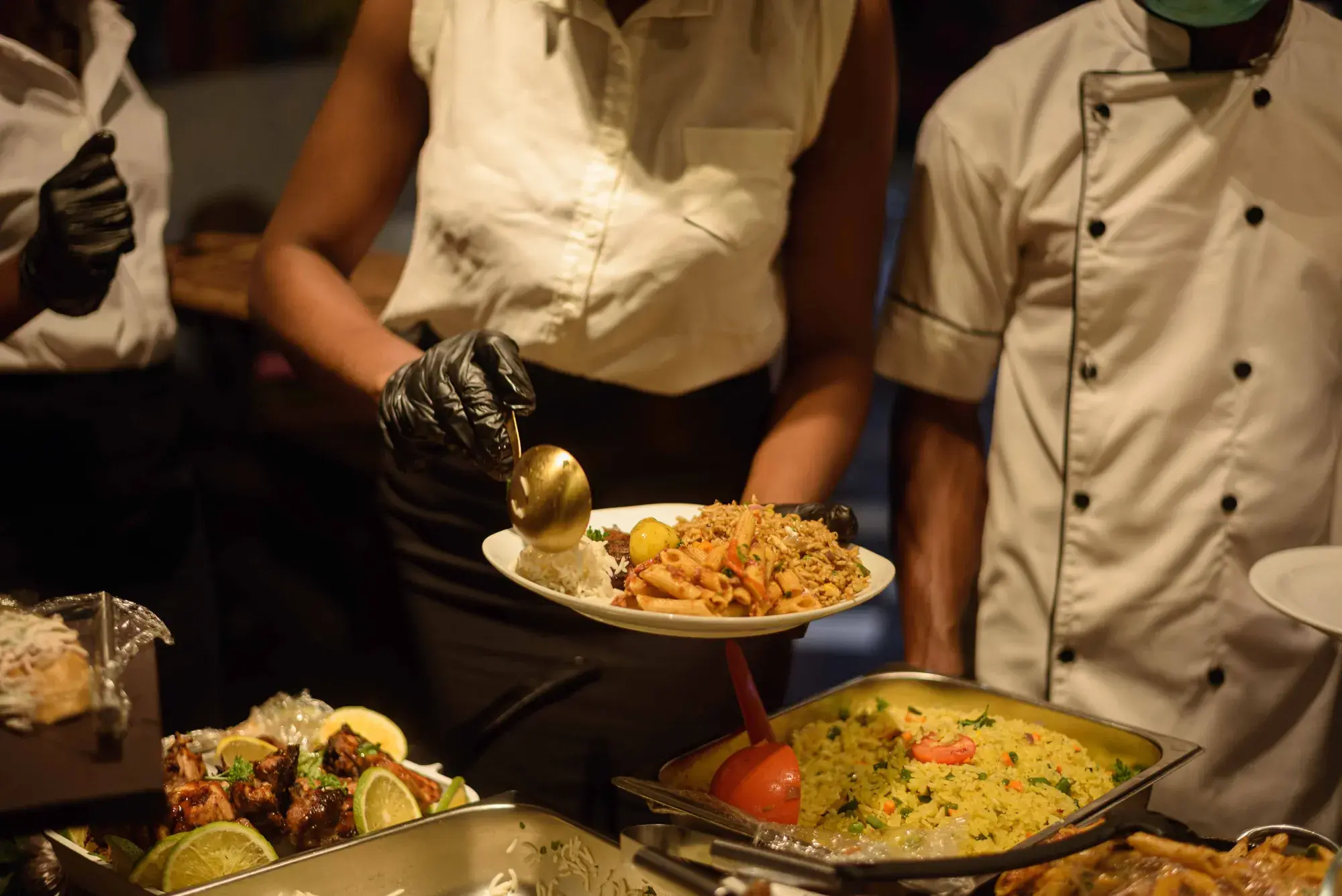 Service d'une assiette au buffet du restaurant de GUEF HOTEL